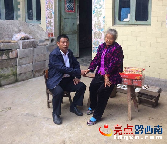 劉佰武去看望鄧家秀老人 (1).jpg