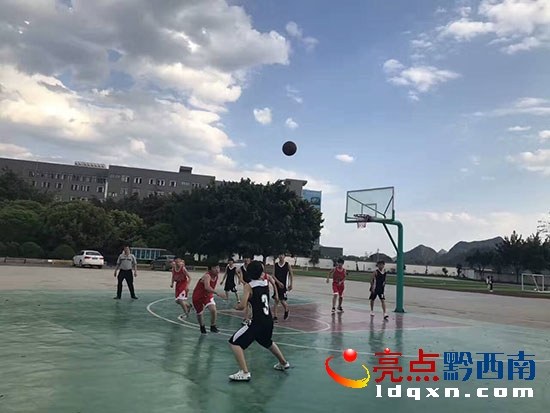 興義市豐都中學舉行春季學生籃球運動會圖1.jpg