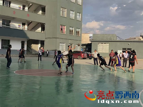 興義市豐都中學舉行春季學生籃球運動會圖3.jpg
