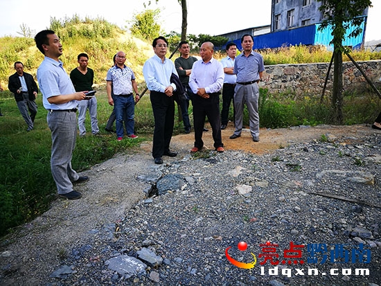 周航來(lái)到正在建設(shè)的瓶裝水廠房前,問(wèn)起了水廠未來(lái)的發(fā)展規(guī)劃 (1).jpg
