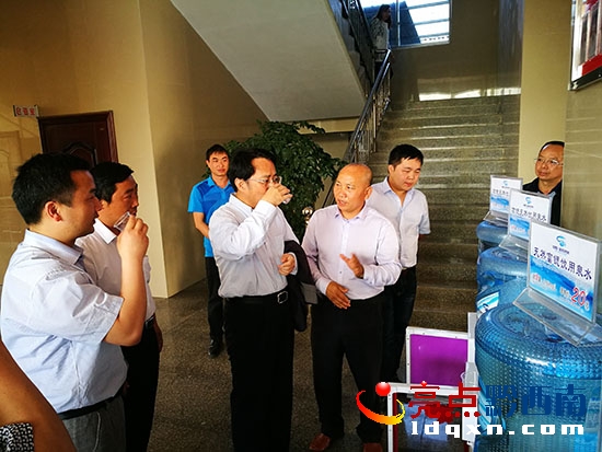 周航一一品嘗五款不同鍶含量的桶裝水.jpg