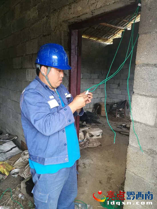 興仁供電局全部完成轄區(qū)供電區(qū)域無(wú)電戶通電 (2).jpg