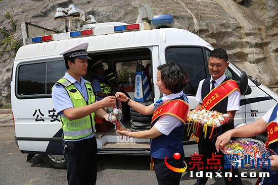 “粽”情分享 為節(jié)假日?qǐng)?jiān)守一線的交警送上祝福.JPG