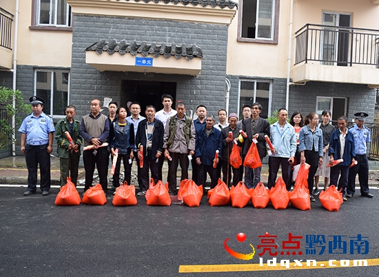 搬遷戶入住新房現(xiàn)場.JPG