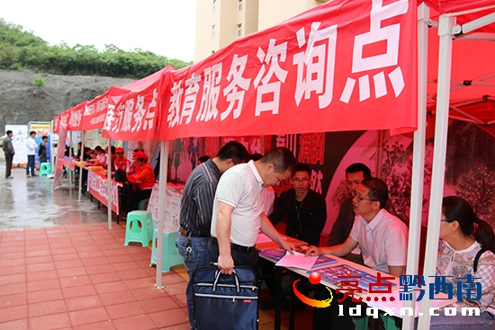 教育咨詢服務(wù)現(xiàn)場(chǎng).JPG