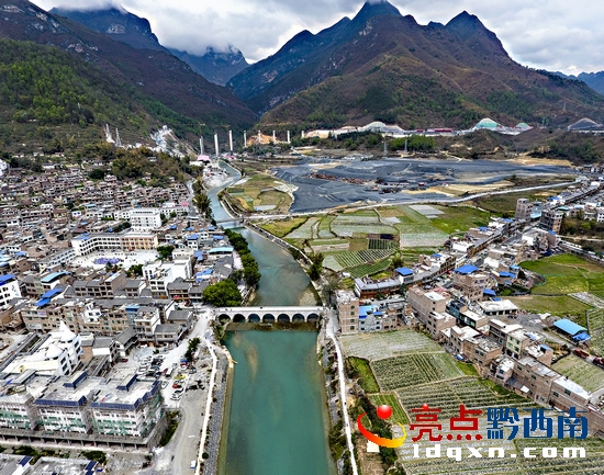 布衣境 李國祥 《桑郎鎮(zhèn)新貌》18985107913 貴陽web.jpg