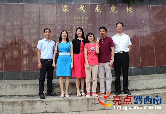王暢與老師合影.JPG