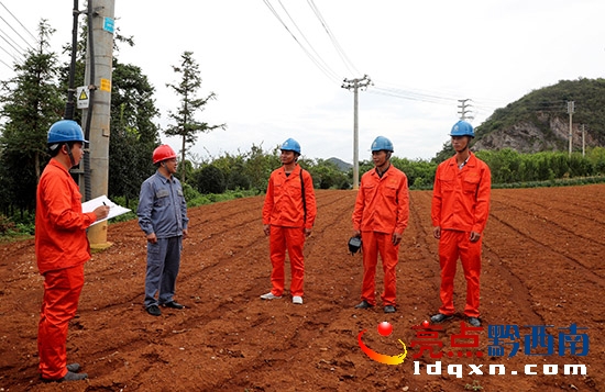 興義供電局提前部署國(guó)際山地旅游大會(huì)保供電工作(盧關(guān)文 攝) (1).JPG