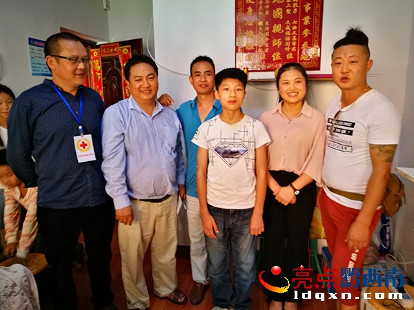 1愛心團隊在鄧正秀家合影。左起賀國平 湯志剛 嚴(yán)建 鄧平 鄧正秀 吳廷朋.jpg