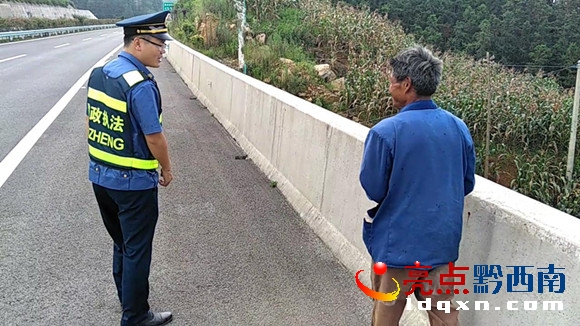 進(jìn)行宣傳教育.JPG