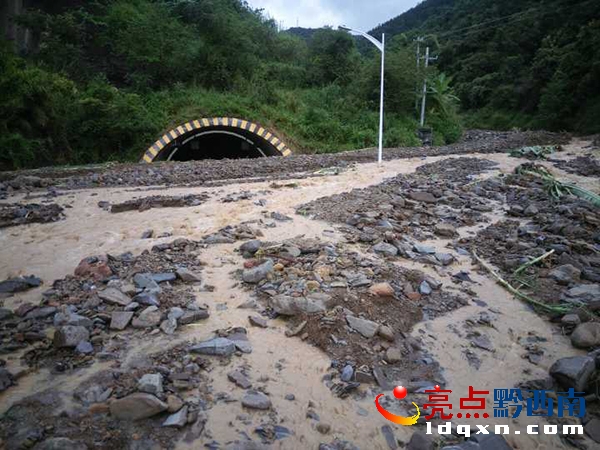 尾燕山隧道被泥石流掩埋.jpg