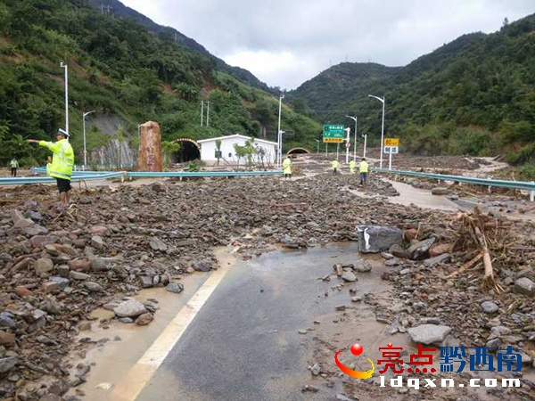 高速路政現(xiàn)場處置.jpg