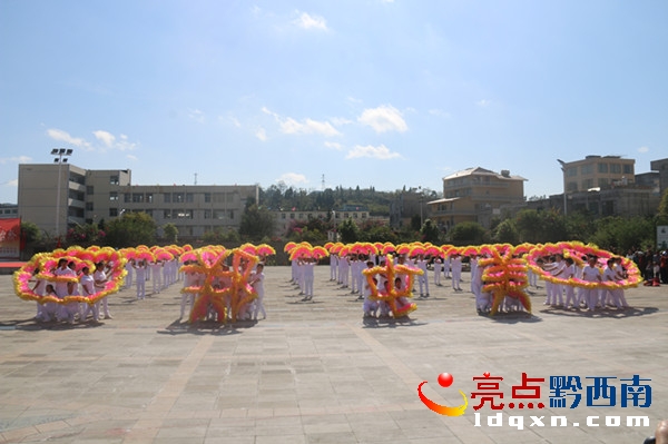 鄭屯鎮(zhèn)“老年協(xié)會(huì)”于2005年9月10日在鄭屯中學(xué)成立，會(huì)員主要是全鎮(zhèn)退休教師