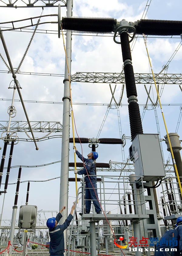 1工作中使用“大電流多功能高空接線鉗”.jpg
