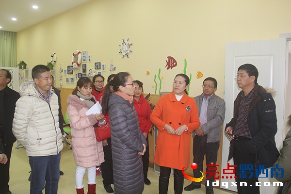 圖為專家組實地查看心理活動室.JPG