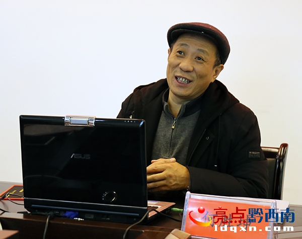 圖2:黔西南日?qǐng)?bào)社新聞部主任何勝坤到會(huì)為學(xué)員授課..JPG