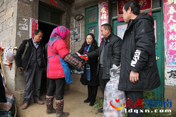 民盟興仁縣支部慰問(wèn)貧困群眾 (9).jpg