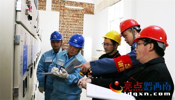 興義供電局城區(qū)分局“心意電”服務隊到萬峰林機場開展春運保供電用電巡檢工作(盧關文 攝).JPG