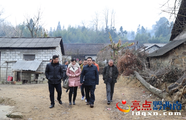 興義供電局深入安龍縣半坡村慰問貧困戶助力脫貧攻堅剪影(盧關文 攝) (11).jpg