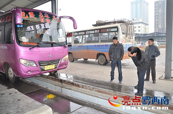 總經(jīng)理周學(xué)詩現(xiàn)場檢查發(fā)班車輛安全例檢作業(yè).JPG