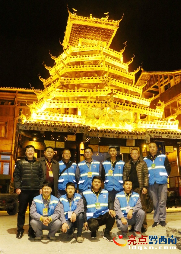 春晚保電人員下夜班合影(盧關文 攝).JPG