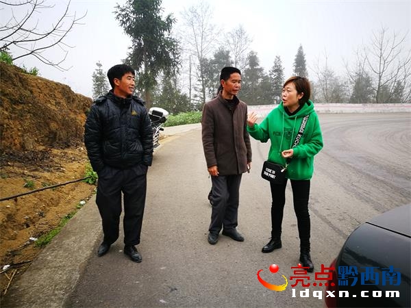 興義市農(nóng)委新型職業(yè)農(nóng)民培訓(xùn)學(xué)校負(fù)責(zé)人張金燕(右)向技術(shù)指導(dǎo)呂天洪(中)了解嫁接進(jìn)度.jpg