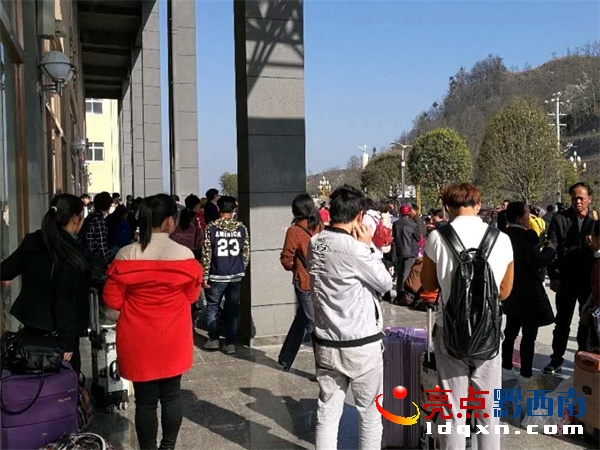 晴隆車(chē)站外面也站著很多前來(lái)乘車(chē)的旅客_看圖王.jpg