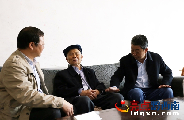 圖2:馮天文主席(右一)和老職工親切地交談(楊飛 攝)..JPG