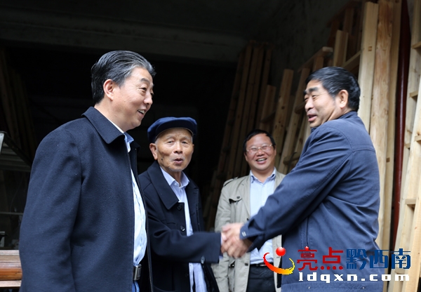 圖3:走訪慰問人員要離開時,凡爾剛老人依依不舍地和來訪人員一一握手道別(楊飛 攝)..JPG