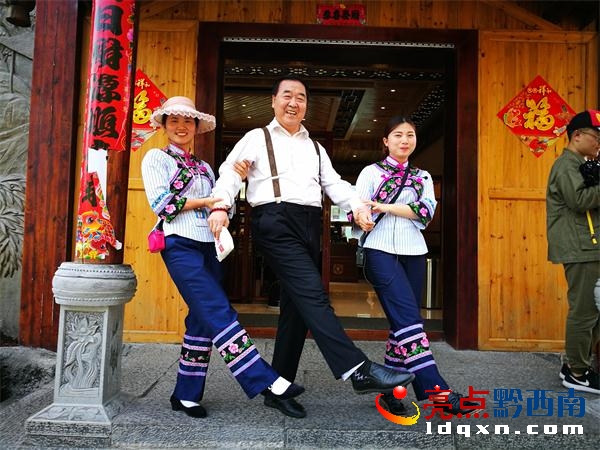 在民族文化源門前.jpg