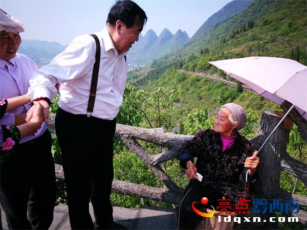 李復(fù)興教授在觀景臺(tái)上.jpg
