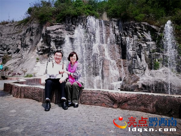 李復(fù)興教授和妻子趙飛紅在萬峰林景區(qū)_看圖王.jpg
