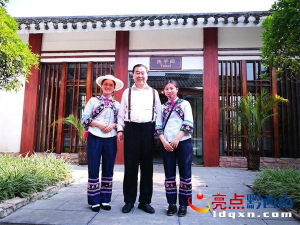在民族文化源廁所門前姚貴馨和劉潔與李復(fù)興教授留影.jpg
