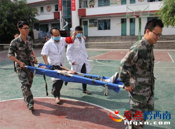 轉(zhuǎn)移傷員.JPG