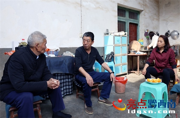 圖:興義公路管理局工程處工會(huì)主席馮天文(中)向老同志噓寒問暖..JPG