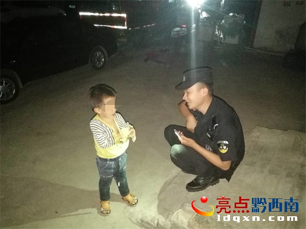1巡邏人員購買糖果安撫小男孩_看圖王.jpg