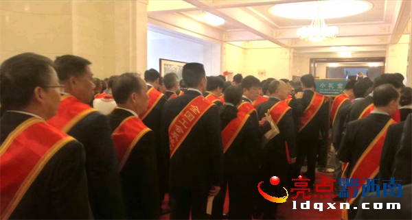 興義供電局龍福剛在北京人民大會(huì)堂領(lǐng)“全國(guó)五一勞動(dòng)獎(jiǎng)?wù)?rdquo; (3).jpg