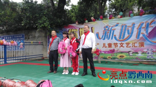 興義市交通運輸局、企業(yè)家雷乃華董事長等多部門慰問南盤江鎮(zhèn)坡穴小學 (3).jpg