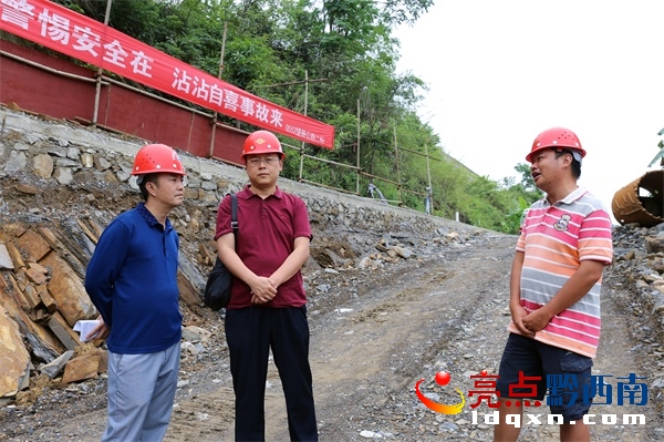 圖1:興義公路管理局工程處黨支部書記(中)在冊(cè)亨巖架地質(zhì)不良處治地段督促施工進(jìn)度..jpg