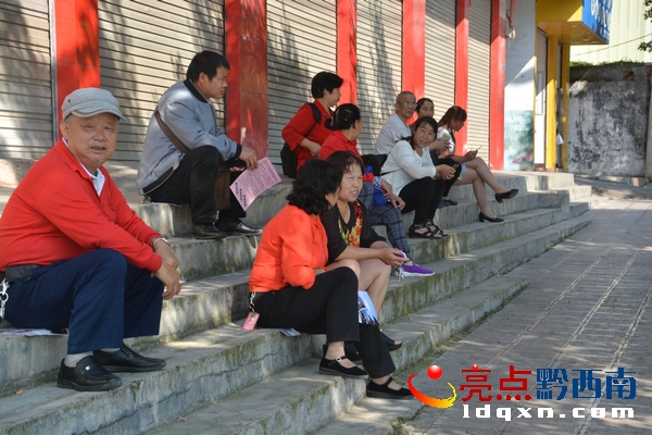 家長們?cè)谕獾群?JPG