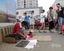 兒子患白血病父親跪街頭賣雞蛋 10元1個(gè)引圍觀